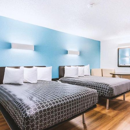 Sky Palace Inn & Suites By Jasper Beeville Exterior foto