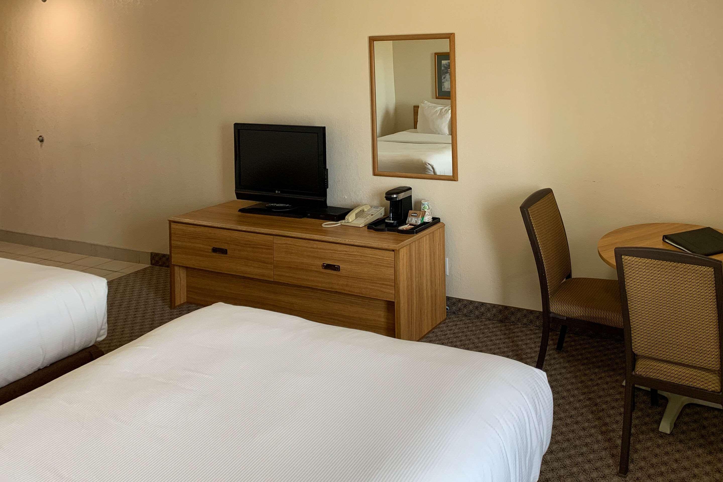 Sky Palace Inn & Suites By Jasper Beeville Exterior foto