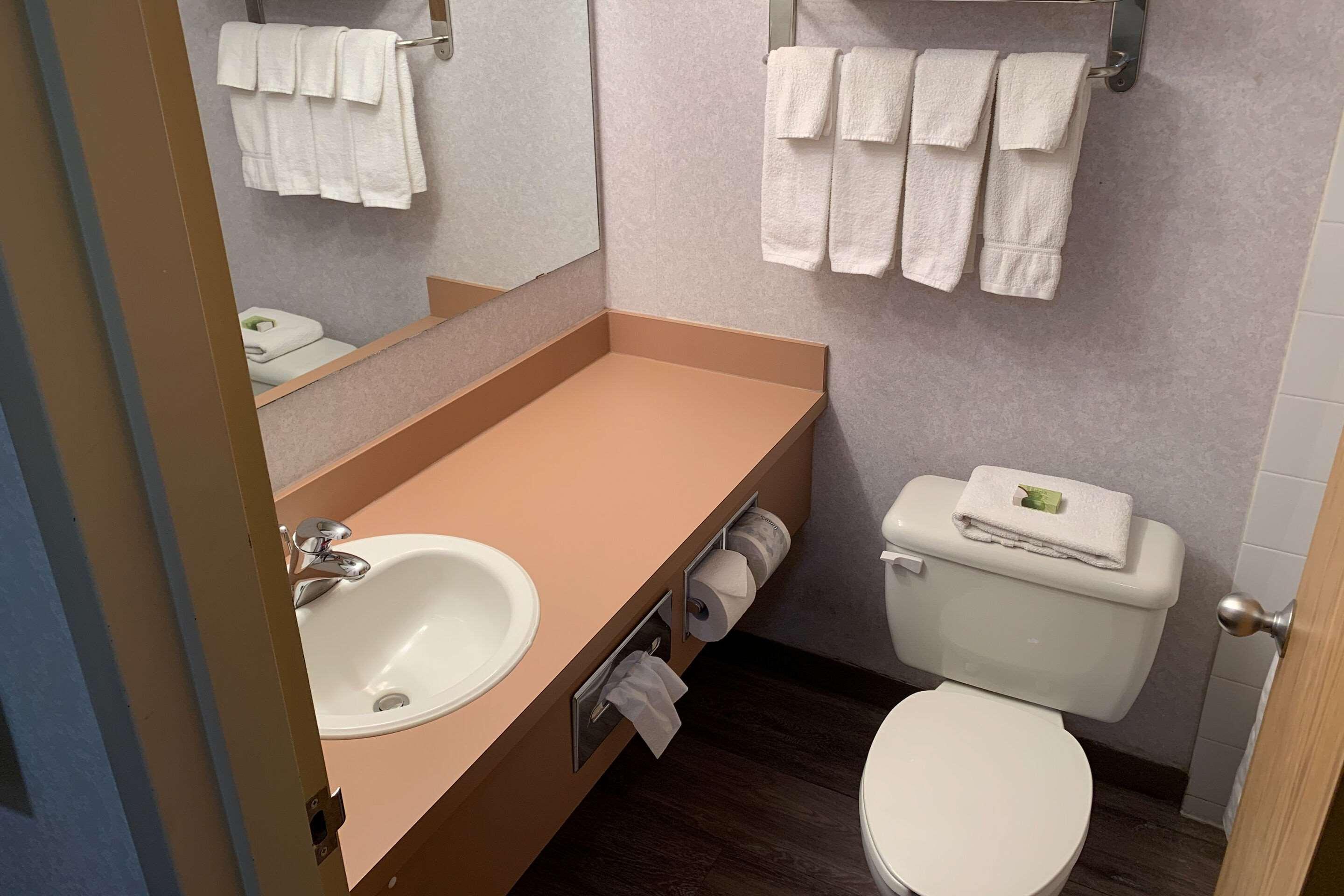 Sky Palace Inn & Suites By Jasper Beeville Exterior foto