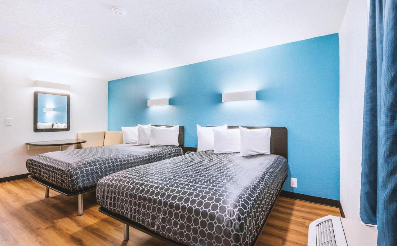Sky Palace Inn & Suites By Jasper Beeville Exterior foto