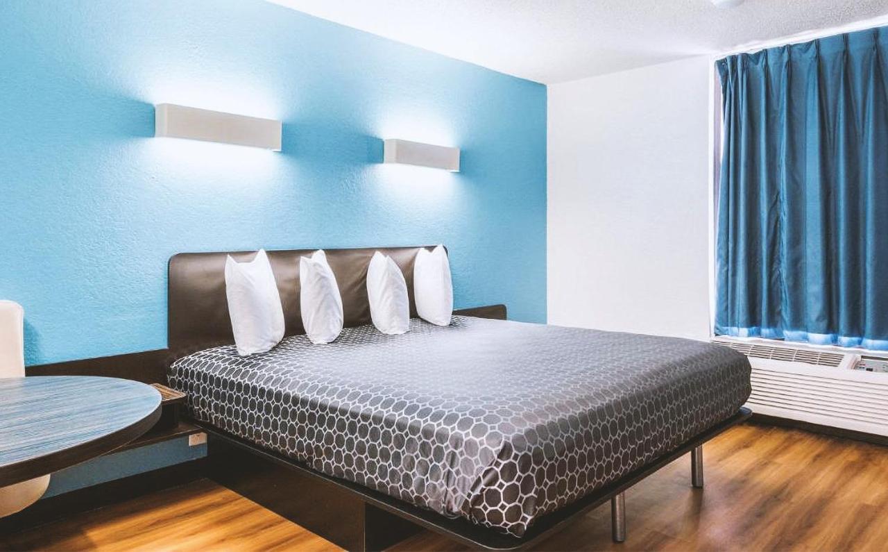 Sky Palace Inn & Suites By Jasper Beeville Exterior foto
