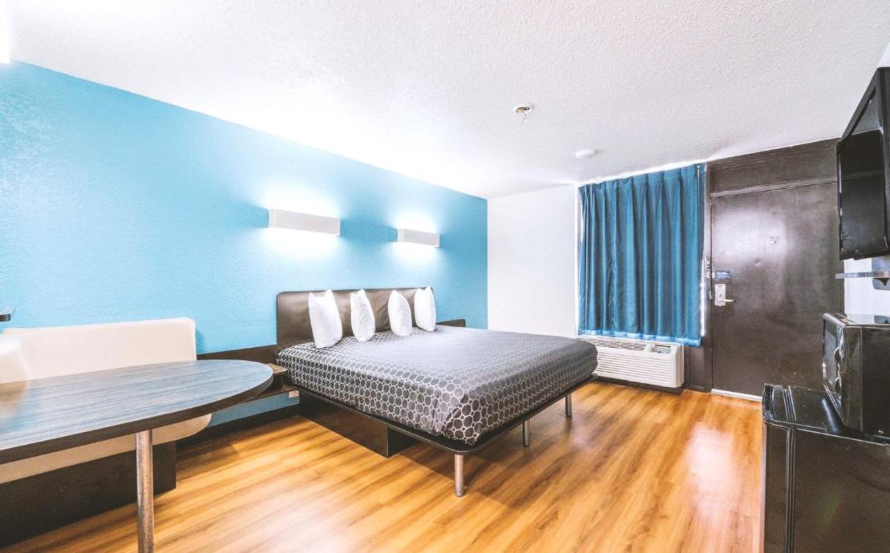 Sky Palace Inn & Suites By Jasper Beeville Exterior foto