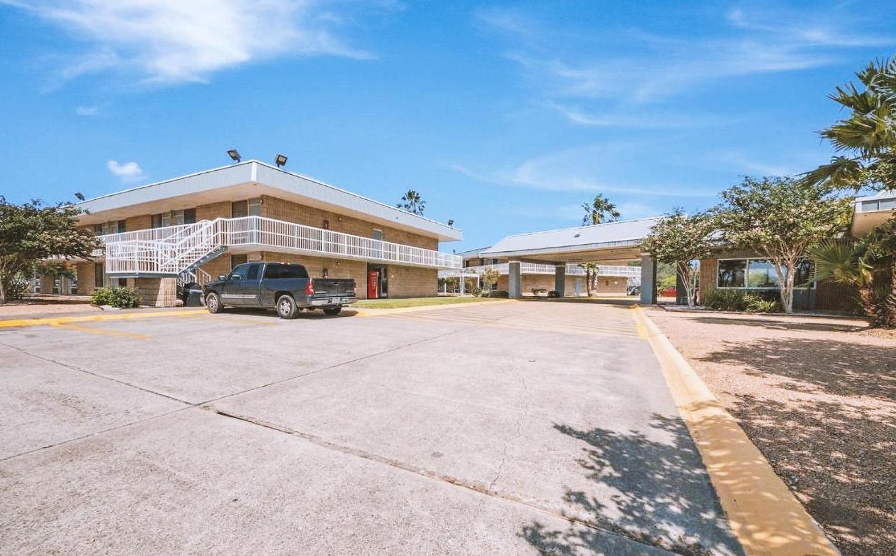 Sky Palace Inn & Suites By Jasper Beeville Exterior foto