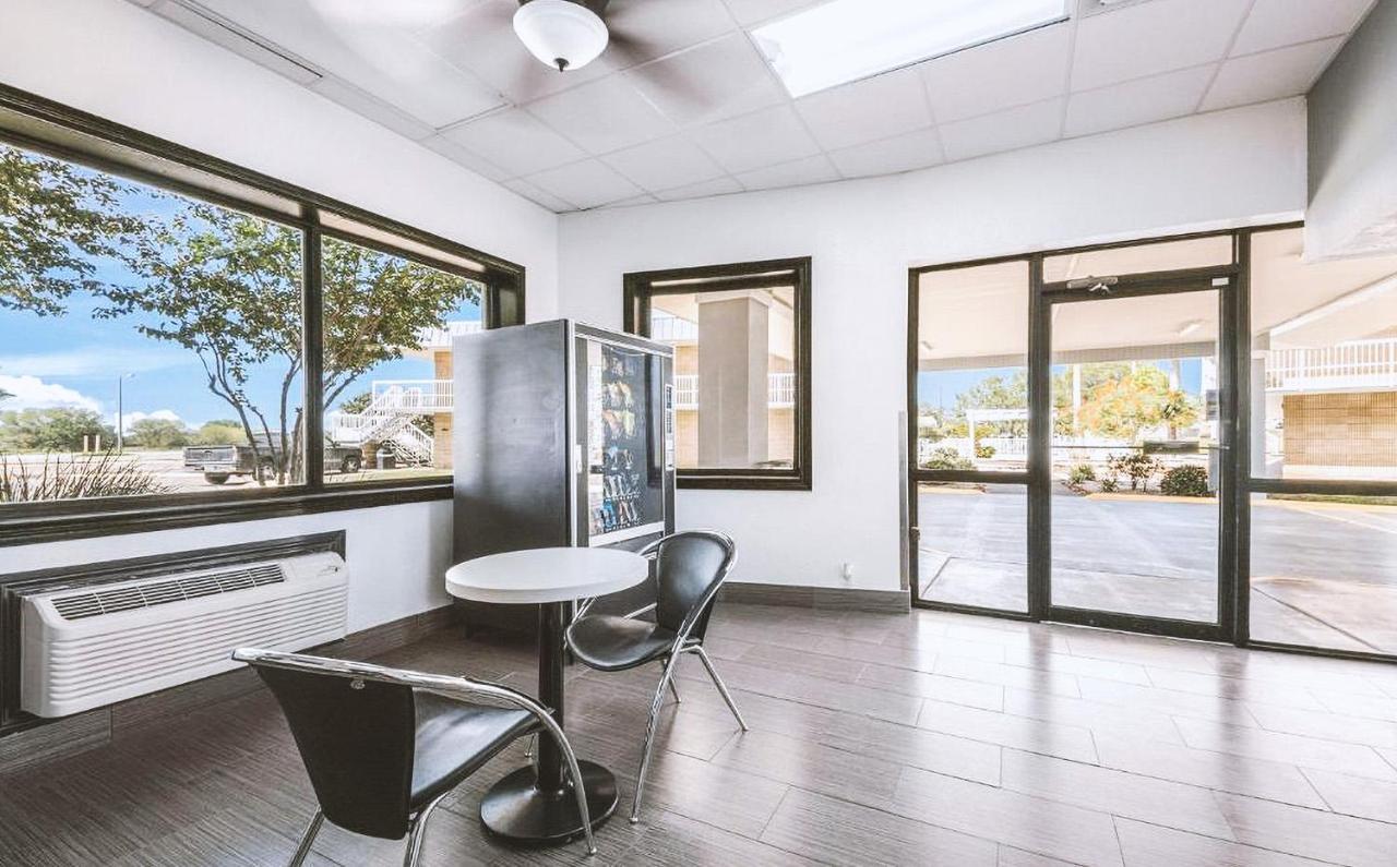 Sky Palace Inn & Suites By Jasper Beeville Exterior foto