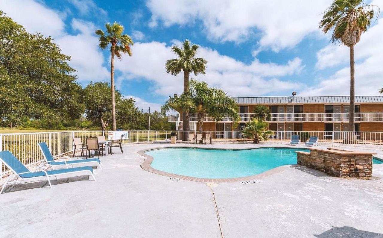 Sky Palace Inn & Suites By Jasper Beeville Exterior foto