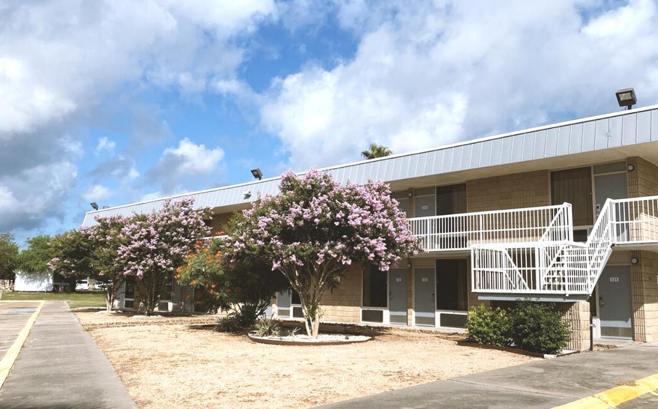 Sky Palace Inn & Suites By Jasper Beeville Exterior foto