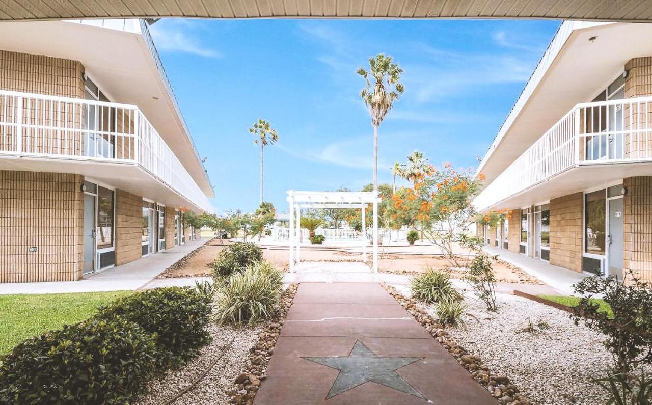 Sky Palace Inn & Suites By Jasper Beeville Exterior foto