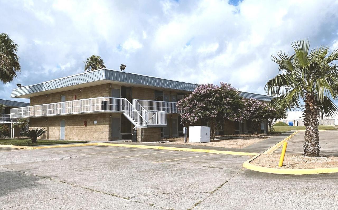 Sky Palace Inn & Suites By Jasper Beeville Exterior foto