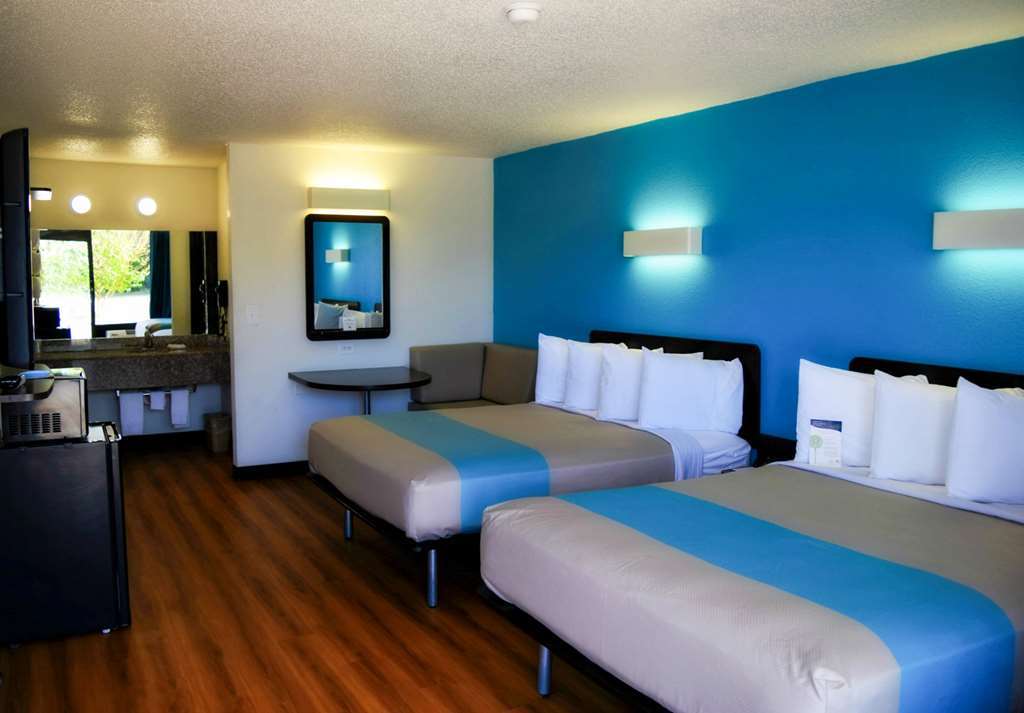 Sky Palace Inn & Suites By Jasper Beeville Habitación foto