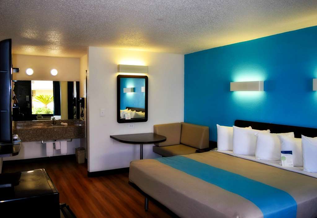 Sky Palace Inn & Suites By Jasper Beeville Habitación foto