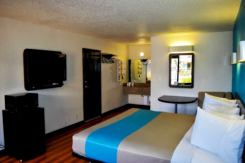 Sky Palace Inn & Suites By Jasper Beeville Habitación foto