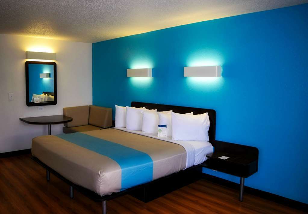 Sky Palace Inn & Suites By Jasper Beeville Habitación foto